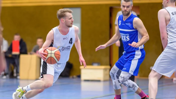 Manuel Genath vom BC Leopoldsh&ouml;he (links) treibt den Ball zum gegnerischen Korb. - &copy; Egon Penner