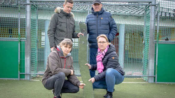 Sascha Sperling (F&ouml;rderverein, oben links), Martin K&ouml;ller (VfL Hiddesen), Stefanie Gutzeit (Vorsitzende Lehrerrat, unten links) und Stefanie Biere (Vorsitzende Elternpflegschaft) sind ersch&uuml;ttert &uuml;ber die wiederkehrenden Vandalismus-Vorf&auml;lle an der Grundschule Hiddesen. Dieses Mal haben W&uuml;stlinge den Kunstrasen des Kleinspielfeldes zerschnitten. - &copy; Raphael Bartling