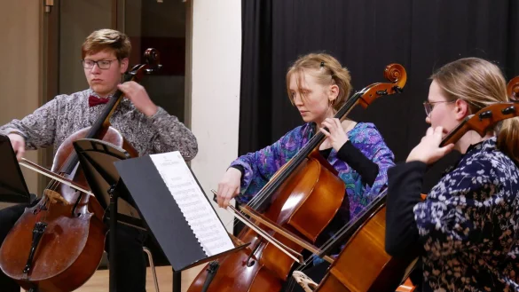 T&auml;nzerisches Divertimento f&uuml;r drei Celli. Mit Nilas Menking, Mareike Rosenau und Ida Muhle (von links). - &copy; Thomas Kr&uuml;gler