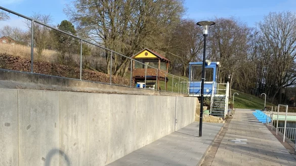 In der Hohenhauser Batze ist nun dank einer Stützwand mehr Platz für Liegen am Nichtschwimmerbecken. - © Marc Häger