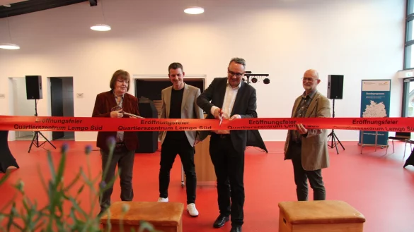 Christina Bensel (von links), Vorsitzende vom TuS Laubke, und Bauleiter Norman Rackisch schauen zu, wie Bürgermeister Markus Baier das Band zur Eröffnung des Quartierszentrums durchschneidet. Ulrich Krämer von der Nachbarschaft Lemgo Süd hält es fest. - © Nadine Uphoff