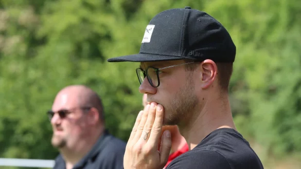 Sebastian Magers, Trainer des Blomberger SV, und Obmann Michele Caporale (im Hintergrund). - &copy; Sebastian Lucas