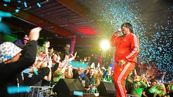 &bdquo;Summerfield Records&ldquo;, die Plattenfirma von Ikke H&uuml;ftgold, ist einer der Veranstalter des neuen Formats. Darum lie&szlig; es sich der Szenestar nat&uuml;rlich nicht nehmen, die Stimmung in Bad Salzuflen pers&ouml;nlich anzuheizen. - &copy; Nicole Ellerbrake