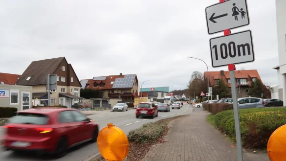 Mitunter kommt es vor der Baustellenampel (hinten rechts) zu R&uuml;ckstaus. Die Hauptstra&szlig;e ist aktuell halbseitig gesperrt. Der Grund sind Kanalarbeiten am Eulenweg rechts der Stra&szlig;e. Foto: Birgit Guhlke - &copy; Birgit Guhlke