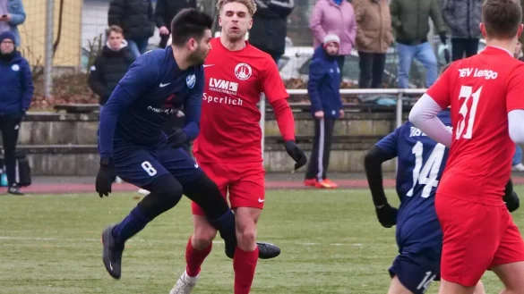 Einen intensiven Kampf lieferten sich Asemissen Hatim Batri (links) und Lemgos Artur Esko. - &copy; J&ouml;rg Hagemann