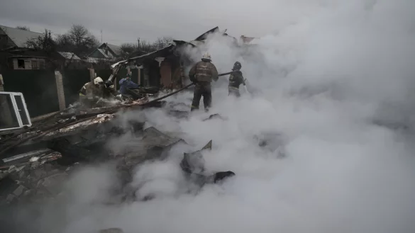 Feuerwehrleute l&ouml;schen ein Feuer nach Beschuss, der nach Angaben russischer Beamter in Donezk durch ukrainische Streitkr&auml;fte erfolgte. - &copy; Alexei Alexandrov/dpa