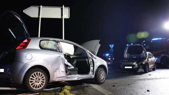 Die Feuerwehr Bad Salzuflen musste die Beifahrerin des Fiats nach dem Unfall mit schwerem Ger&auml;t aus dem Wagen befreien. - &copy; Daniel Hobein / Feuerwehr Bad Salzuflen