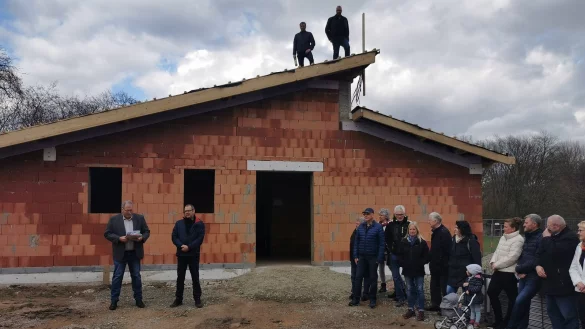 Der Rohbau des Dorfgemeinschaftshauses in Selbeck steht: es wurde Richtfest gefeiert. Im Vordergrund: Wilfried D&uuml;wel (links) als B&uuml;rgermeister-Stellvertreter und Christof Pettenpohl (Vereinsvorsitzender der Selbecker Ziegler). Den Richtspruch auf dem Dach sprechen Michael Deppe (rechts, Vize-Vereinsvorsitzender) und Andreas Funke (links, Vereinsmitglied). - &copy; Sylvia Frevert