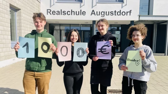 Erfolgreiche Spendenaktion an der Augustdorfer Realschule: Dar&uuml;ber freuen sich die Sch&uuml;lersprecher Younes Belhadj, Bianca Benchea und Hannah Balzer sowie die Sch&uuml;lerin Veronika Kra&szlig;mann aus der 6b (von links). - &copy; Realschule Augustdorf