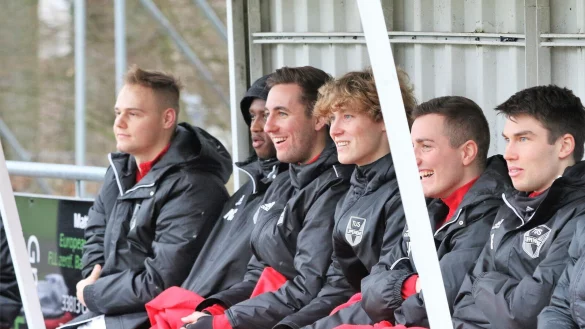 Auch auf der Auswechselbank genie&szlig;en die Spieler des TuS Lipperreihe mit (von links) Markus Schubert, Naby Camara, Niclas Fulland, Timo Fulland, Jerome Pl&ouml;ger und Fynn Grahl den Blick auf den ersten Tabellenplatz. - &copy; Oliver K&ouml;nig