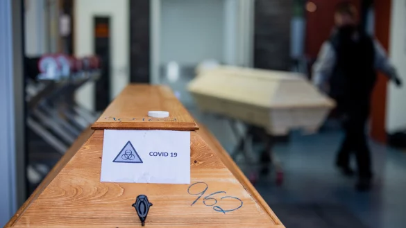 Ein Sarg mit der Aufschrift &bdquo;Covid 19&ldquo; und dem Zeichen &bdquo;Biohazard&ldquo; in einem Krematorium. - &copy; dpa/Rolf Vennenbernd