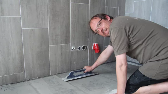 Im Sommer vergangenen Jahres legte Maik Soukal bei seinem neuem Café in der Remise selbst Hand an. Kurz danach geschah der erste Einbruch, jetzt schlugen die Täter erneut zu. - © Archivfoto: Nadine Uphoff