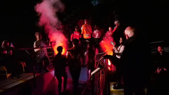 Auch atmosphärisch „brennt“ es beim Team HandbALL schon vor dem Anpfiff gegen den VfL Gladbeck. Foto: Jörg Hagemann - © Jörg Hagemann
