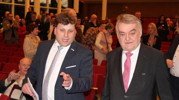 CDU-Stadtverbandsvorsitzender Jan Gentemann im Gespr&auml;ch mit Innenminister Herbert Reul (von links). - &copy; Sandra Castrup