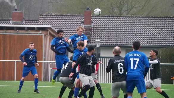 Die Braker mit Spielertrainer Alexander Kirsch, Adil Houry und Jörn Pieper hatten vielleicht die Lufthoheit, doch am Boden nutzten die spielstarken Türken aus Schötmar ihre Vorteile. - © Jörg Hagemann