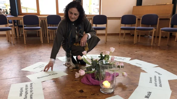 Pfarrerin Steffie Langenau im Zentrum Lichtblicke der evangelisch-reformierten Gemeinde am Gr&ouml;chteweg. Sie legt Zettel aus, anhand derer man sich Gedanken &uuml;ber Trauer machen kann. - &copy; Sven Kienscherf
