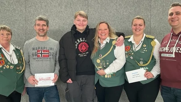 Die Sieger beim Preisschie&szlig;en der Frauen-Kompanie mit den Offiziellen: (von links) Conny Frevert, Henrik Pl&ouml;ger, Luca Schwekendiek, Sandra Wittsieker-Alisch, Steffi Kneese und Sven Logermann (Knobeln). - &copy; Sch&uuml;tzenverein Alverdissen