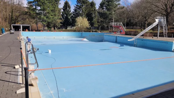 Der Freibadverein stellt sein Programm vor. Saisonkarten gibt es beim Spielspa&szlig; Karsamstag im Bad zu kaufen. - &copy; Astrid Sewing