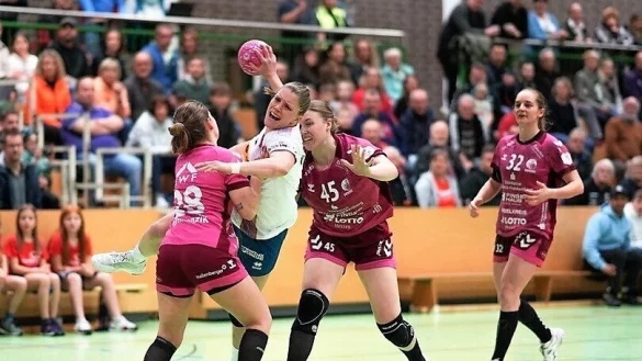 Keine einfache Aufgabe f&uuml;r Blombergs Kreisl&auml;uferin Laura R&uuml;ffieux, immer stellten sich ihr die Bad Wildunger Abwehrspielerinnen in den Weg. - &copy; Kornej Weibert