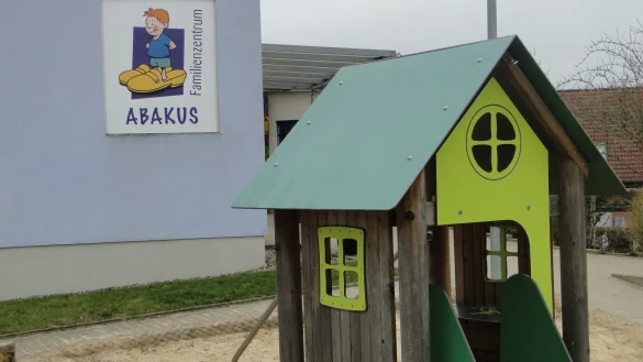 Das Familienzentrum "Abakus" bietet seinen Kindern im Vorschulalter eine gro&szlig;z&uuml;gige Spiellandschaft an. Die Lehrerinnen wissen, wie wichtig Bewegung f&uuml;r die Entwicklung von K&ouml;rper und Geist ihrer Spr&ouml;&szlig;linge ist. (Foto: Hajo G&auml;rtner) - &copy; Hajo G&auml;rtner