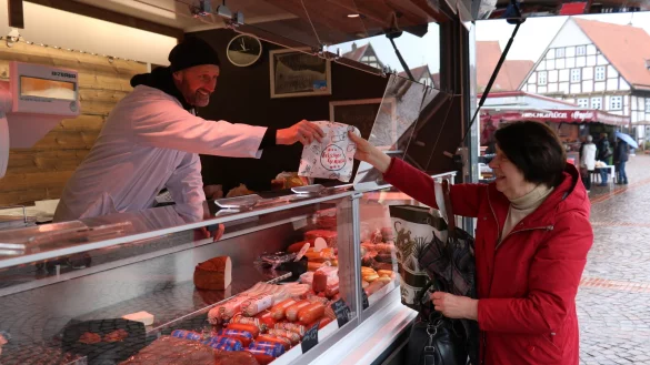 Adam Dziubinski &uuml;berreicht Annelie Schulz am Stand der Firma Lampey die von ihr gekauften Wurstwaren. - &copy; Alexandra Schaller