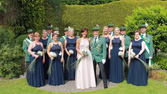 Kaiserpaar Carsten und Stefanie Sulimma nebst Hofstaat laden zum Sch&uuml;tzenball ein. - &copy; Sch&uuml;tzenverein Elbrinxen