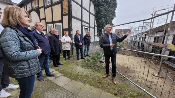 Das Fachwerkhaus links steht unter Denkmalschutz - auch wenn es dringend sanierungsbed&uuml;rftig ist. In direkter Nachbarschaft wird ein Pflegeheim gebaut, ein schmaler Weg soll dazwischen in Richtung Lidl f&uuml;hren. Beigeordneter Thorsten Paulussen (rechts) erkl&auml;rte die Situation, einige Mitglieder des Bau- und Planungsausschusses kritisierten die Enge. - &copy; Astrid Sewing