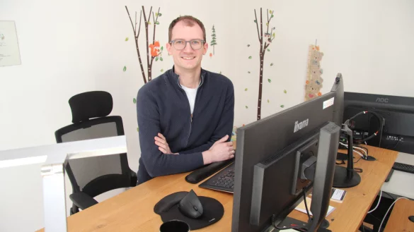 Wirtschaftsinformatiker Philipp Meyer in seinem B&uuml;ro in der Paulinenstra&szlig;e. Der 35-J&auml;hrige hat sich selbstst&auml;ndig gemacht. Er will seiner Heimat nun etwas zur&uuml;ckgeben. - &copy; Nadine Uphoff