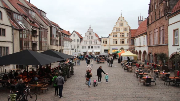 Der Lemgoer Marktplatz war zum Abendmarkt am Mittwoch nur m&auml;&szlig;ig gef&uuml;llt. - &copy; Nadine Uphoff