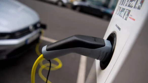 In der Frage um den Lades&auml;ulen-Ausbau konnten sich die Abgeordneten des EU-Parlaments (EP) und die schwedische Ratspr&auml;sidentschaft auf einen Kompromiss f&uuml;r Strom- und Wasserstofftankstellen an den wichtigsten Verkehrsadern geeinigt. - &copy; dpa / Monika Skolimowska