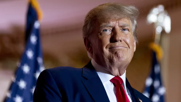 Donald Trump, ehemaliger US-Pr&auml;sident, versucht schon jetzt, die Anklage politisch auszunutzen. Er stellt sich als Opfer einer politisch motivierten "Hexenjagd" der Demokraten von Pr&auml;sident Joe Biden dar, mit der seine R&uuml;ckkehr ins Wei&szlig;e Haus verhindert werden soll. - &copy; Andrew Harnik