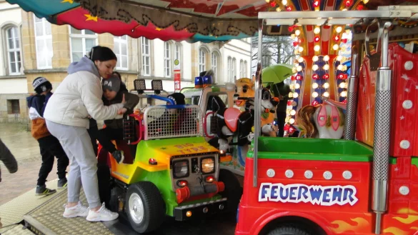 Auch wenn an anderen Fahrgesch&auml;ften wenig bis gar nichts mehr geht: Das Kinderkarussell dreht unerm&uuml;dlich seine Runden. - &copy; Hajo G&auml;rtner