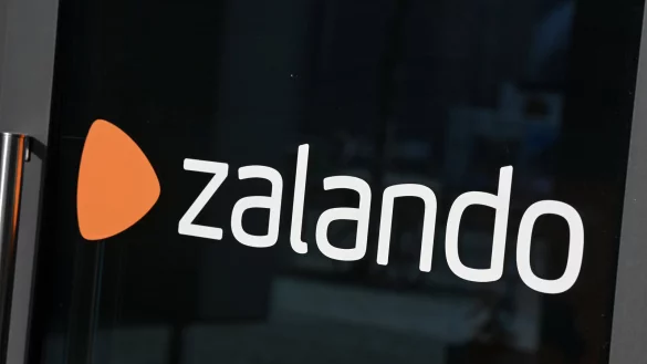 Die Corona-Pandemie verlagerte den Modehandel verstärkt ins Internet, mit den deutlich gestiegenen Preisen ist es aber auch online mit der Kauffreude längst vorbei. Zalando sieht weiter großes Potenzial für E-Commerce - die Jahreszahlen fallen aber deutlich schlechter aus. - © Jens Kalaene/dpa