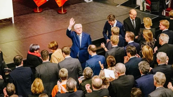 Beim Festakt "900 Jahre Lippe - 50 Jahre Kreis Lippe" im Landestheater Detmold winkt Bundespr&auml;sident Frank-Walter Steinmeier den G&auml;sten zu. - &copy; BESIM MAZHIQI