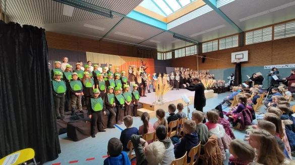 83 Kinder haben in der Turnhalle der Grundschule Hardissen das Musical "Kwela, Kwela" aufgef&uuml;hrt. F&uuml;r beide Vorstellungen gab es viel Applaus. - &copy; Astrid Sewing