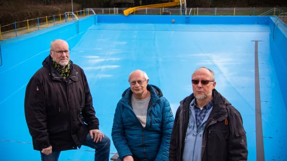 Eric Frie (von links), Klaus-Dieter Bruns und Karl-Heinz W&auml;chter vom Freibadf&ouml;rderverein Berlebeck-Heiligenkirchen hoffen darauf, dass sich die verk&uuml;rzten Schwimmzeiten in ihrem Freibad noch abwenden lassen. - &copy; Raphael Bartling