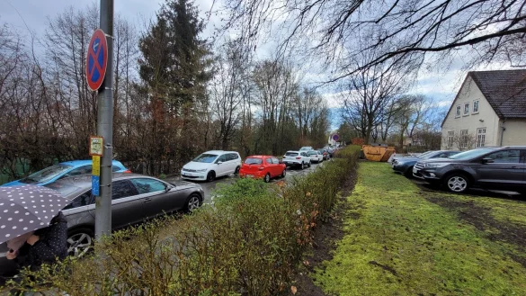Der Elterntaxi-Verkehr f&uuml;hrt zu gef&auml;hrlichen Situationen, Verkehrsregeln werden au&szlig;er Kraft gesetzt. Das Problem haben einige Grundschulen. In Ehrentrup und Kachtenhausen setzt man auf ein Belohnungssystem f&uuml;r die Kinder, die zu Fu&szlig; oder mit Roller oder Rad kommen. - &copy; Astrid Sewing