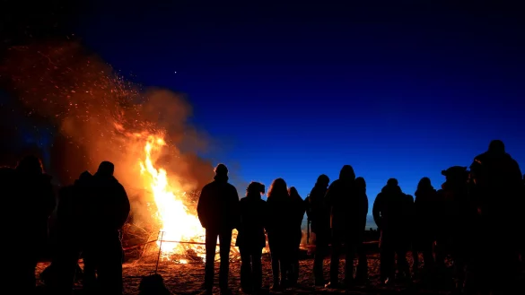 Osterfeuer geh&ouml;ren zu den &ouml;sterlichen Traditionen dazu. - &copy; dpa