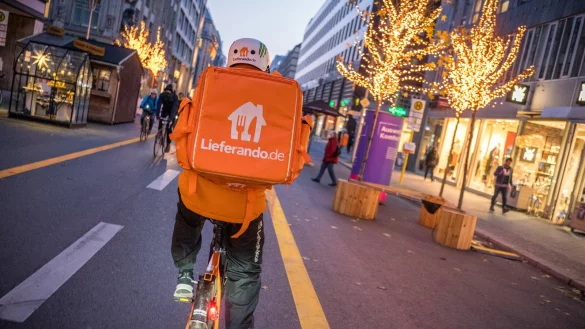 Bei schlechtem Wetter besonders fordernd: Ein Kurierfahrer von Lieferando f&auml;hrt durch Berlin. - &copy; Michael Kappeler