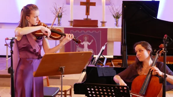 Meditative Gr&ouml;&szlig;e. Samira Spiegel (Geige) und Johanna Mair (Cello) beeindrucken mit einem Satz aus dem "Quartett f&uuml;r das Ende der Zeit" von Olivier Messiaen. - &copy; Thomas Kr&uuml;gler