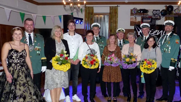 Das aktuelle K&ouml;nigspaar Florian und Madita Schr&ouml;der (von links) mit dem Jungsch&uuml;tzenk&ouml;nigspaar von 2008, Nico Gol&uuml;ke und Yvonne Heyn, B&auml;rbel Richtsmeier, Dorothe Klein und Bettina Schr&ouml;der (K&ouml;niginnen von 2008, 2006 und 1996) mit Begleitern und dem K&ouml;nigspaar von 1988, Frank und Christiana Gol&uuml;ke. - &copy; Rudi Rudolph