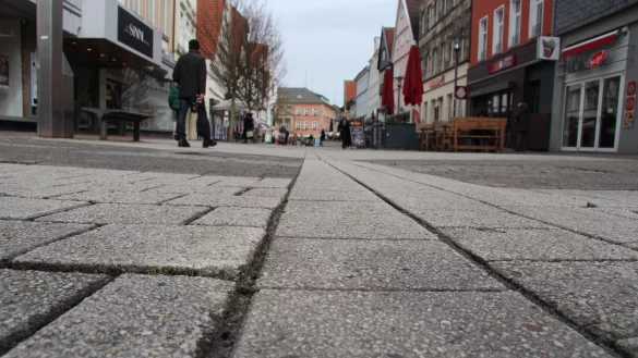 Die Lange Straße wird ab Sommer auf dem Abschnitt zwischen dem Überweg Exter-/Krumme Straße und dem Marktplatz zur Baustelle. Dann geht es an die Kanäle und Versorgungsleitungen im Untergrund, bevor neues Pflaster verlegt wird. - © Jana Beckmann