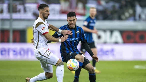 Niclas Nadj (r.), hier gegen Leart Paqarada, hatte gegen seinen Ex-Klub St. Pauli sein Profideb&uuml;t gefeiert. Eine Woche sp&auml;ter stand er erstmals in der Startelf. Nun hofft der 22-J&auml;hrige auf seinen dritten Zweitliga-Einsatz f&uuml;r den SCP. - &copy; dpa
