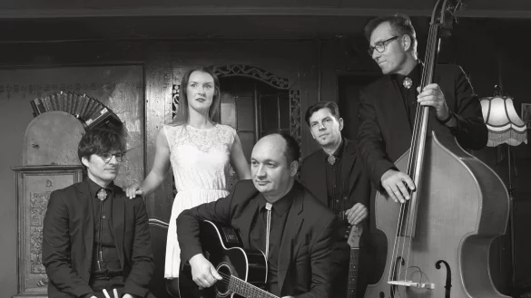 Die Gruppe "The Line Walkers" kommt in den Salzufler Bahnhof. - &copy; The Line Walkers