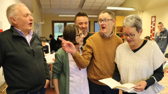 Bei der Verabschiedung stöbern (von links) Jochen Kotzenberg, Ursula Resack, Edgar Kirsch und Kerstin Schwabe-Karsten in alten Schulheften von Jürgen Benz (Zweiter von rechts) - © Silke Buhrmester
