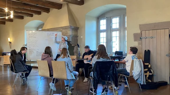 Der Auftakt des Songwriting-Workshop im Rittersaal der Burg Sternberg im Jahr 2022. - &copy; Kulturstellwerk Nordlippe