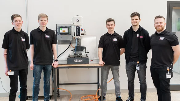 Zukunftsweisendes Azubi-Gemeinschaftsprojekt: Beteiligt waren Felix Heiland, Jannis Brand (beide Weidmüller), Hannes Schneider (Lenze), Marvin Günter (KEB) und Moritz Drinkuth (Lenze), von links. - © Lenze