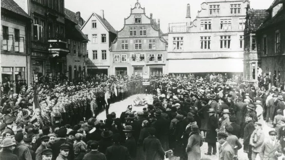 Fahnenverbrennung 1933 auf dem Rathausplatz in Lemgo. - &copy; Stadtarchiv Lemgo