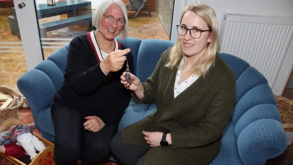 Elke Schlepphorst (links) &uuml;bergibt hier symbolisch den Schl&uuml;ssel und somit den Leitungsposten des Familienzentrums/Kita Spatzennest an Lena Siekmann. - &copy; Birgit Guhlke