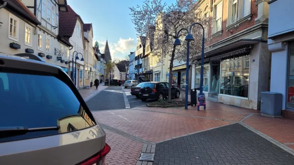 Es w&auml;re mehr Platz f&uuml;r eine ansprechendere Gestaltung, wenn die Autos nicht schr&auml;g, sondern gerade einparken w&uuml;rden. Damit ergebe sich die M&ouml;glichkeit, kleinere Sitzgruppen aufzustellen und mit Gr&uuml;n zu umrahmen. - &copy; Astrid Sewing